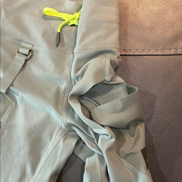 Lululemon Cargo Super-High-Rise Hiking Leggings 25”, size 6 - Picture 5 of 10